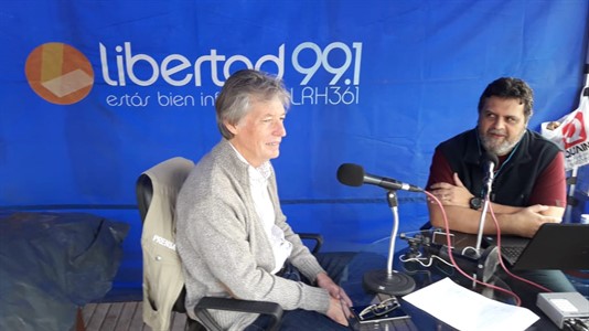 El diputado Sager pasó por el stand de Radio Libertad en la Bienal. 