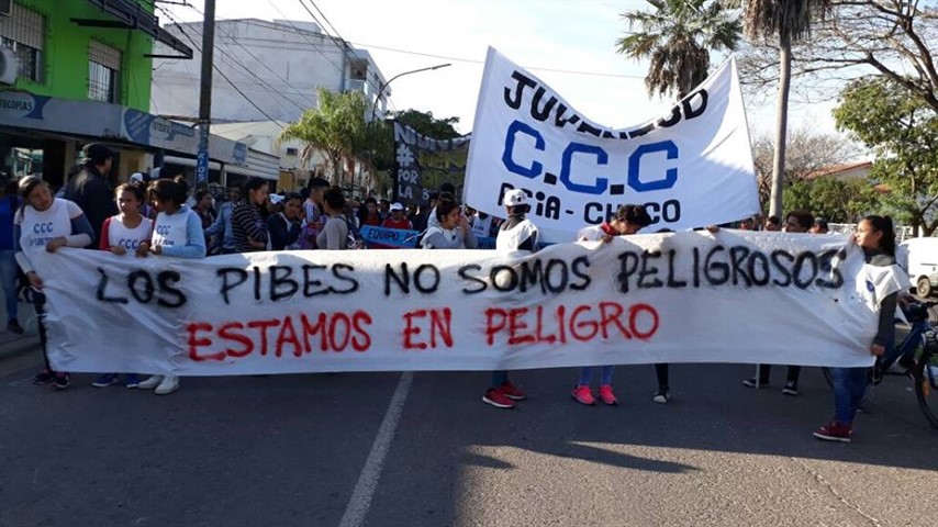 "Estamos acá para decirles 'Basta de persecución a los jóvenes'". Foto: Eliana Coronel.