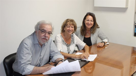 Aliverti firmó el convenio con Nieves García, directora de Radio Libertad.