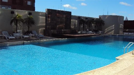 La piscina de uno de los hoteles más importantes de la ciudad.