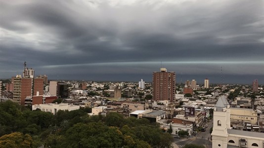 Cielo cubierto con tormentas en la ciudad de Resistencia. (Foto: Luis Romero) 