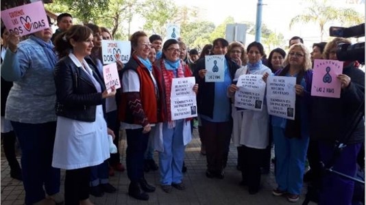 Esta fue la manifestación contra el aborto frente al Hospital.