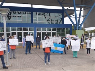 Manifestación de personal de salud pública en el frente del Pediátrico.