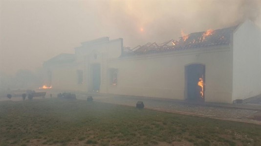 Una réplica de la Casa de Tucumán quedó envuelta en llamas.