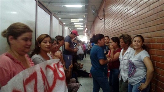 Protesta en los pasillos del Ministerio de Educación.