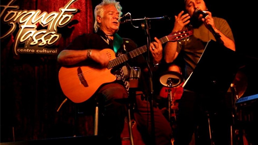 Montojo realizó un trabajo colectivo con otros músicos, como Víctor Heredia.