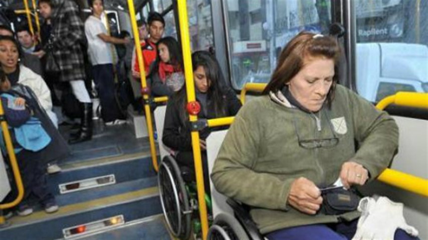 Las personas con discapacidad sólo deben presentar el carné que los habilita a viajar gratis.