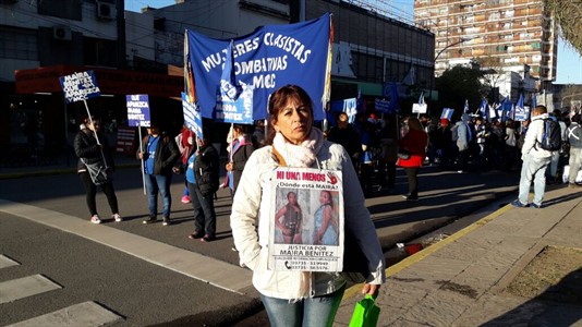 Antonia Leiva, esta mañana durante la marcha, a siete meses de la desaparición de su hija Maira.