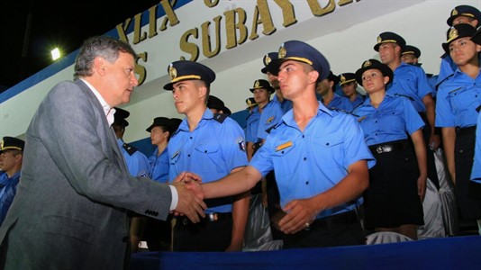 El gobernador saludó a los nuevos oficiales. 