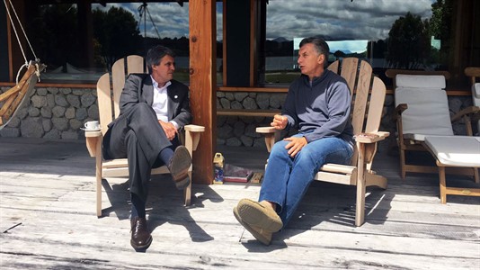 Tras su renuncia, Alfonso Prat-Gay visitó a Mauricio Macri en Villa La Angostura. (Foto: Infobae)