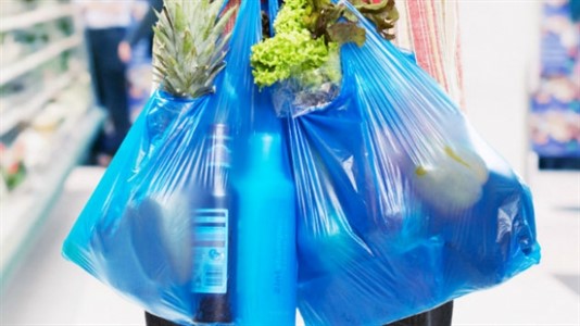 El uso de bolsas en el supermercado está limitada a cuatro por compra sin costo.