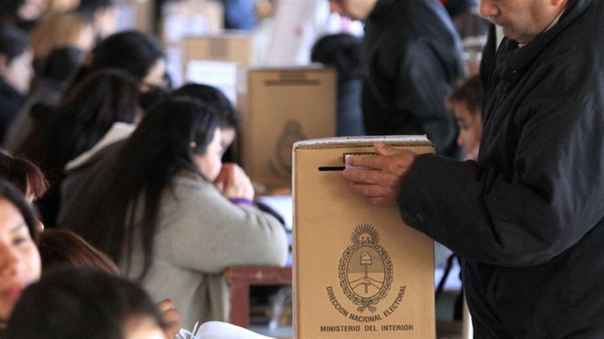 Las elecciones en Corrientes empezaron con demoras.