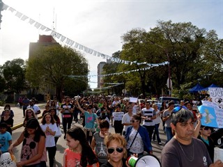 Una ruidosa multitud rodeó la plaza 25 de Mayo.