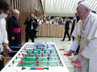 Francisco jugó un rato al metegol durante la Audiencia General que encabezó en el Vaticano. Foto: AFP.