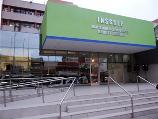 Empleados de Insssep reclaman el pago de una deuda por bonificaciones suspendidas.