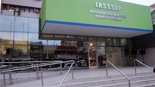 Empleados de Insssep reclaman el pago de una deuda por bonificaciones suspendidas.
