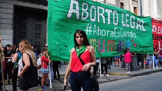 La diputada levanta la bandera del aborto legal.