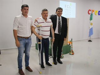 Valdés junto al gobernador Domingo Peppo y a Carlos Alabe en la inauguración del SUM.