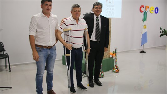 Valdés junto al gobernador Domingo Peppo y a Carlos Alabe en la inauguración del SUM.