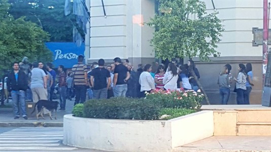 Integrantes de Asociación Bancaria se juntaron en la puerta del Banco Nación en solidaridad con los trabajadores. (Foto: oyente de Radio Libertad)