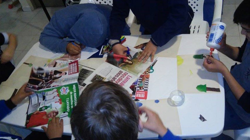En la institución realizan algunos talleres con niños y jóvenes. 