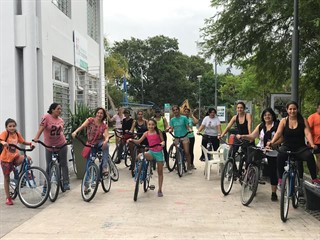 "Subite a la bici" es una de las opciones para recorrer la ciudad. 
