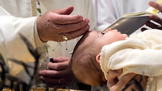 El bautismo fue suspendido por el cura. 