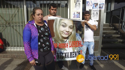 La imagen de Lorena Romero sostenida por sus familiares. Foto: Abel Pereyra.