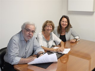 Aliverti firmó el convenio con Nieves García, directora de Radio Libertad.