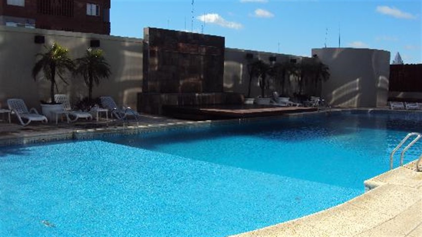 La piscina de uno de los hoteles más importantes de la ciudad.