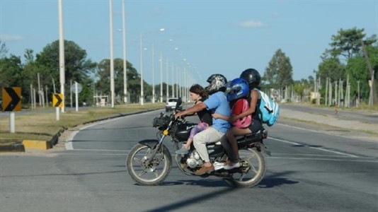 Quieren regular el traslado de menores en motos. 