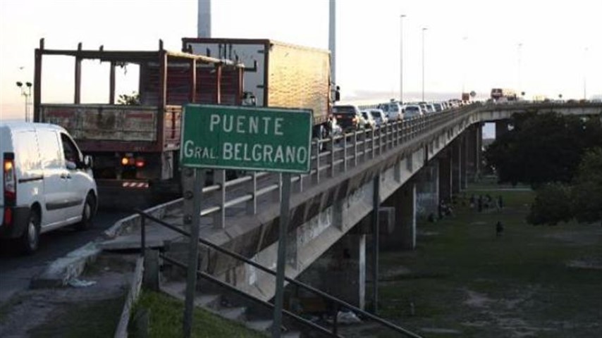 Todos los días el tránsito se ve demorado en el puente General Belgrano.