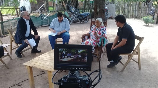 Diego Vigay entrevistando a Rosa Grilo, la única sobreviviente de la matanza.