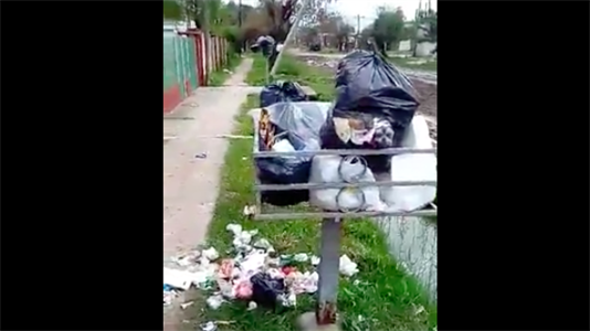 Captura de un video que grabaron los vecinos. Dicen que el basurero no pasa hace una semana.