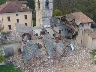 La iglesia de San Salvador de Norcia, en la región italiana de Campi, ha quedado totalmente destruida.