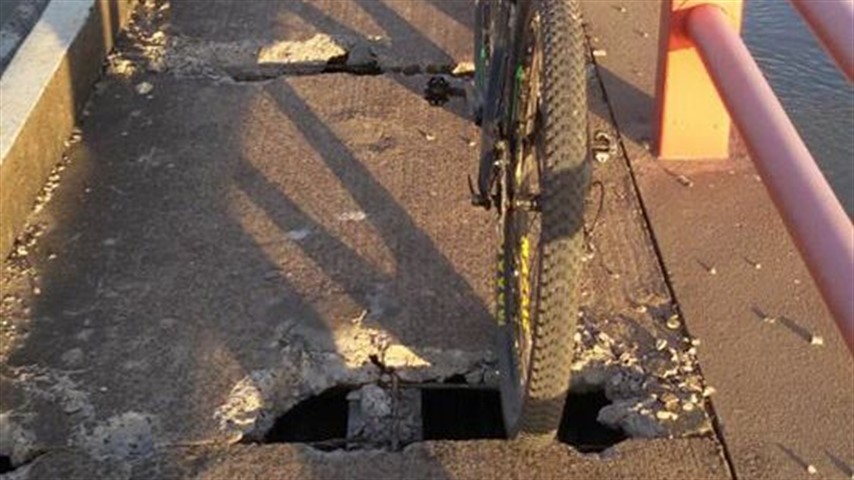 Usuarios de redes sociales publicaron fotos de las lozas deterioradas en la senda del puente. Foto: Facebook - Rodo Morales.