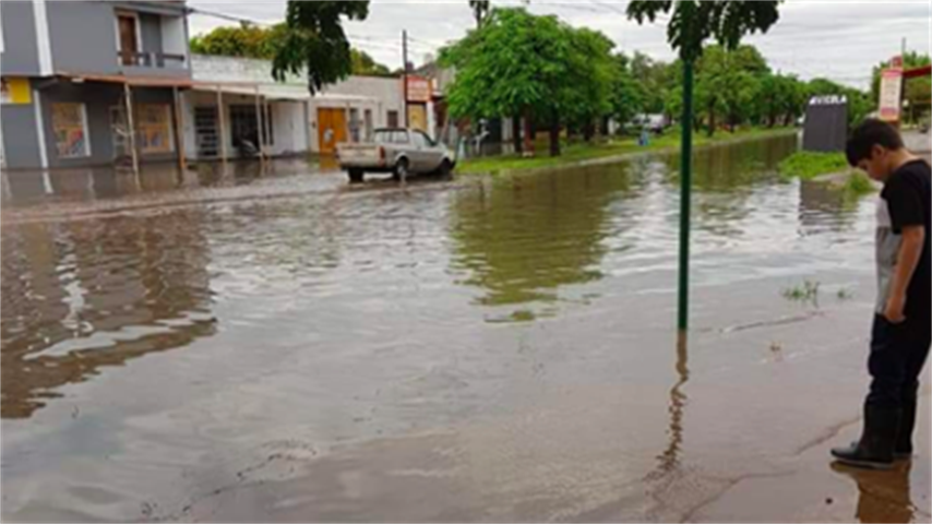 Vecinos de la calle Colón al sur enviaron imágenes mostrando que el agua no baja.