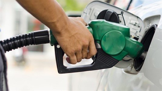 Imparable. El precio de los combustibles no encuentra techo y con $ 100 se cargan menos de tres litros en cualquier marca. 