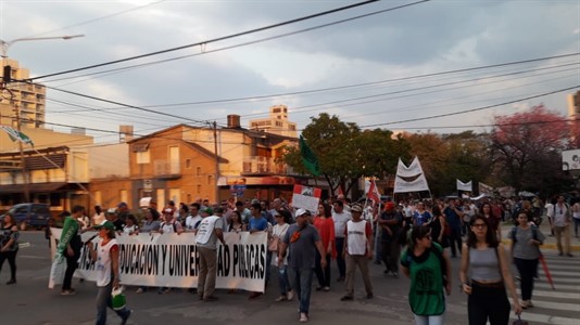 Imágenes de la multitudinaria marcha que arrancó en el campus de la avenida Las Heras y terminó en la plaza 25 de Mayo.