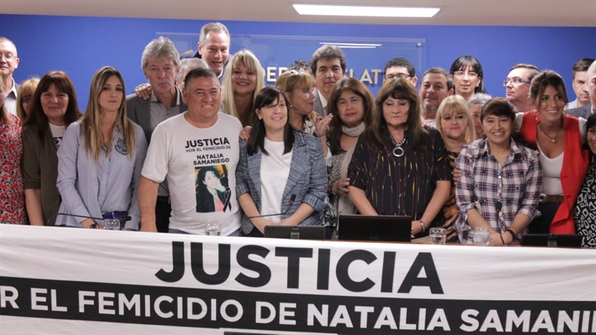 Ramón Samaniego, papá de Natalia, junto a los legisladores.