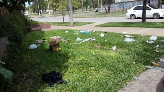 Trabajadores arrojaron basura en la casa del Intendente. (Foto: DataChaco)