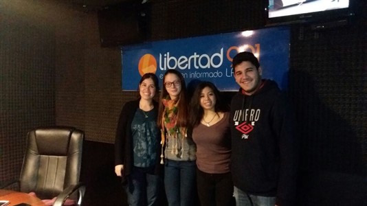Lucas Vallejos, Eugenia Alvaredo y Mariel Ferreyra integrantes de Oajnu Chaco, en los estudios de Radio Libertad.