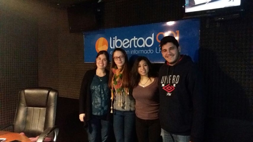 Lucas Vallejos, Eugenia Alvaredo y Mariel Ferreyra integrantes de Oajnu Chaco, en los estudios de Radio Libertad.