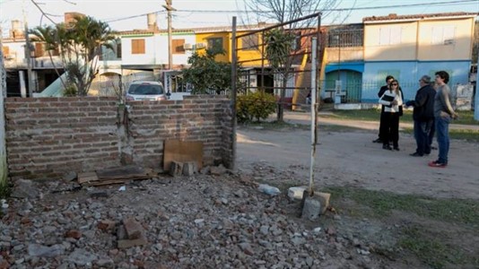 Se realizó un operativo de demolición de una construcción ilegal en el barrio Güiraldes que funcionaba como estacionamiento. (Foto: Diario Chaco)