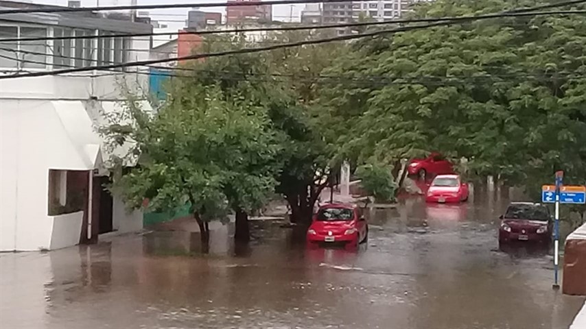 La lluvia dejó bajo agua a la ciudad. Dramáticas imágenes.
