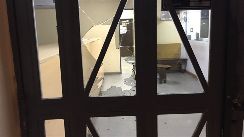 Los vidrios de la puerta del Juzgado de faltas de Resistencia fueron rotos tras el ataque.
