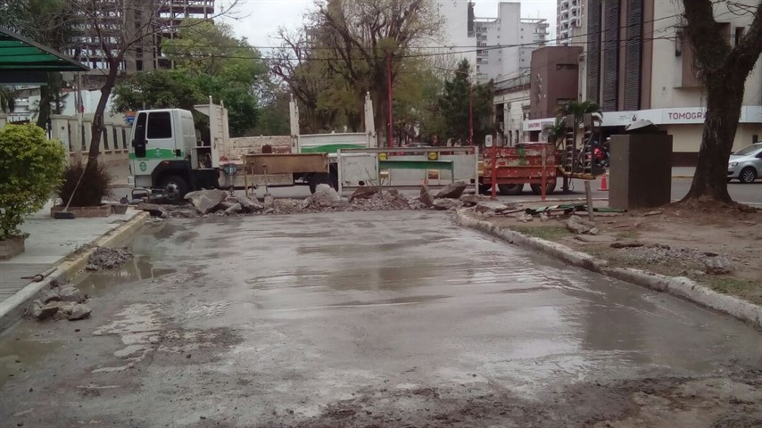 El municipio trabaja en reparar la avenida de acceso a la ciudad.