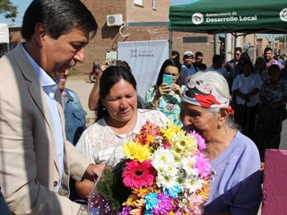 Días atrás, el intendente Gustavo Martínez y Balbis homenajearon a  Isabel Gómez, una de las primeras pobladoras del Barrio Toba.