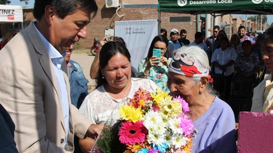Días atrás, el intendente Gustavo Martínez y Balbis homenajearon a  Isabel Gómez, una de las primeras pobladoras del Barrio Toba.