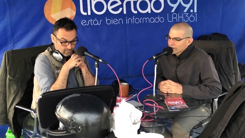 Seba en la carpa de Radio Libertad, junto a Pedri Aguirre.